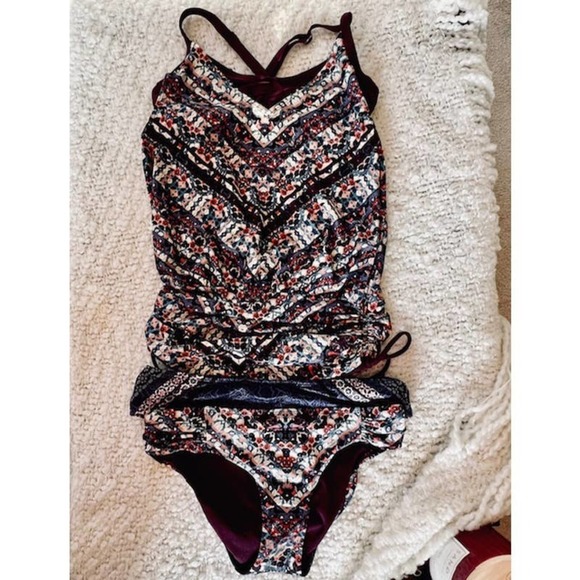 ATHLETA SIZE SMALL 3 PIECE UNDERWIRE TANKINI 32 B/C & 2 BOTTOMS - Picture 1 of 15